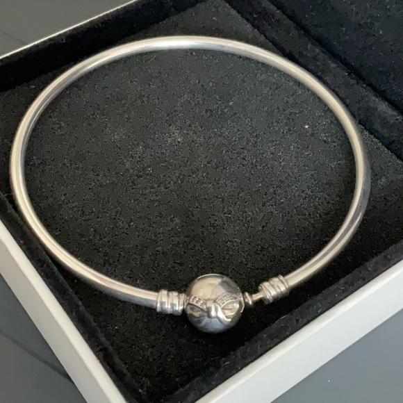 Pandora silver bangle with bow clasp - Picture 2 of 5
